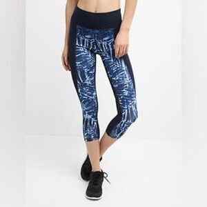 Small GapFit Sculpt Compression Capri Blue